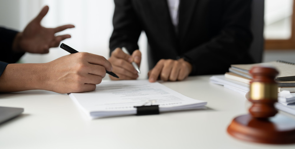 Caractéristiques et qualification du contrat de travail : un guide complet