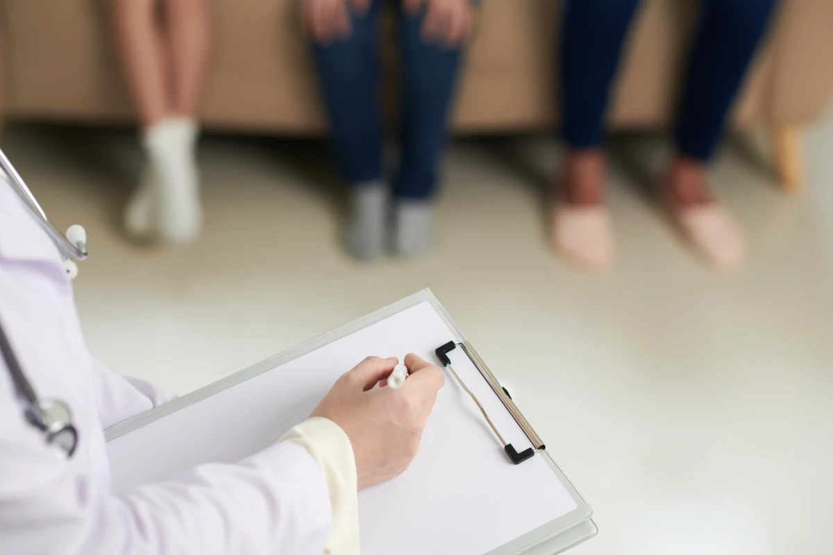 Comment porter plainte contre une curatelle ou une tutelle : les démarches à suivre