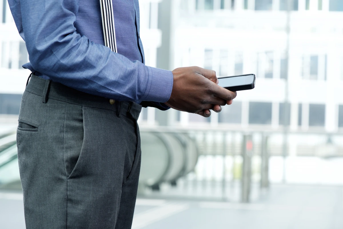 La Réglementation des Pièces Détachées de Téléphones Mobiles en Afrique : Un Cadre Juridique en Évolution