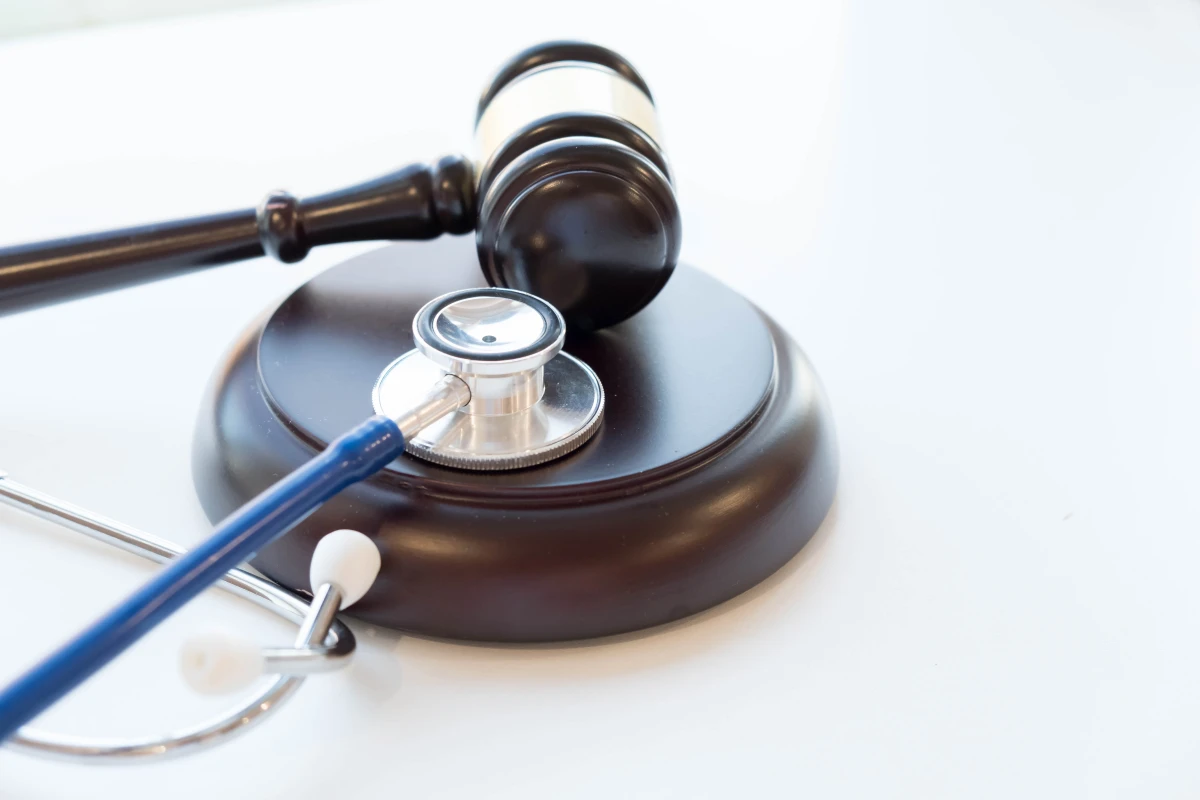 La responsabilité pénale médicale : entre devoir de soins et risque judiciaire